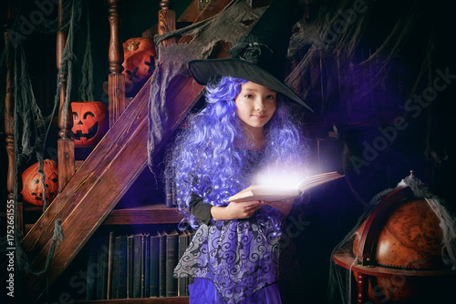 Foto Witch Library Glow