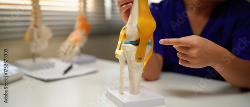 Obraz na plátně Doctors office with a knee bone model