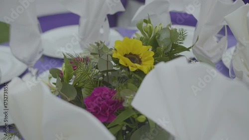 ADORNO DE FLORES SOBRE MESA