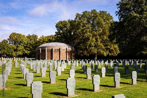 Deutscher Soldatenfriedhof Niederbronn-les-Bains im Elsass – Kriegsgräberstätte mit Denkmal und Grabreihen bei Sonnenschein