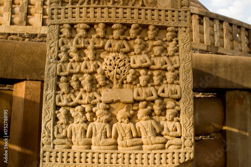 Tableau sur toile buddha statue at sanchi stupa