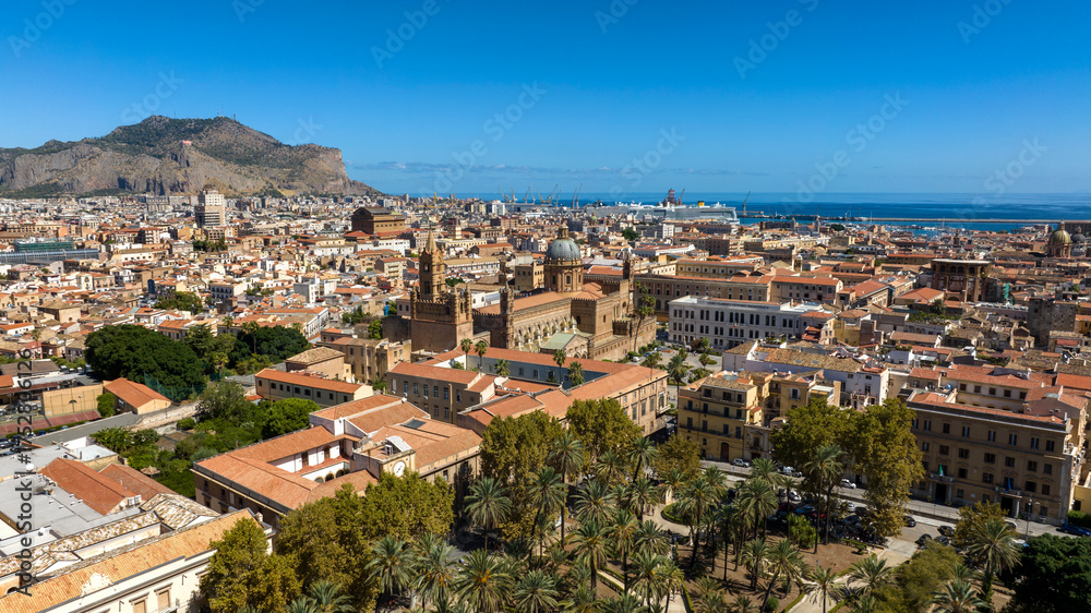 Obraz premium City skyline of Palermo, Sicily, Italy. In the foreground is the city's cathedral in the historic center. In the background is the port on the Tyrrhenian Sea.