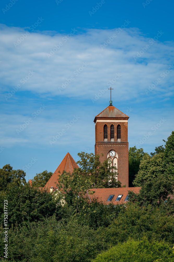 Fototapeta premium Blick von Südosten auf den Turm der denkmalgeschützten Stadtkirche von Storkow (Mark)