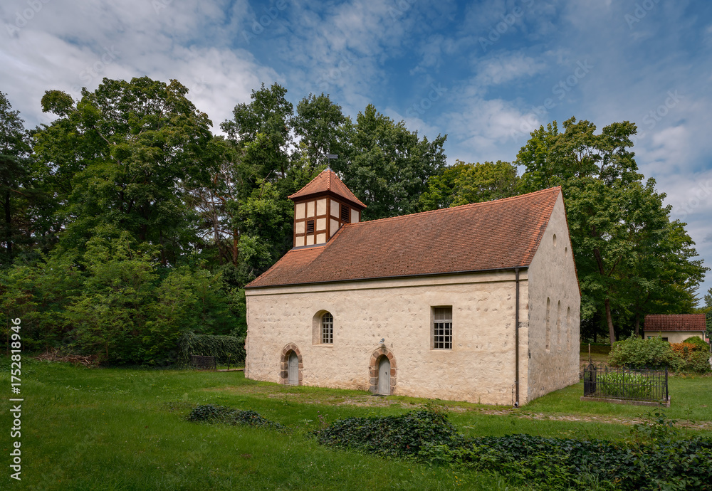 Obraz premium Blick von Südosten auf die denkmalgeschützte Dorfkirche Dahmsdorf am 66-Seen-Wanderweg mit Fachwerkturm und zwei Feldsteinportalen