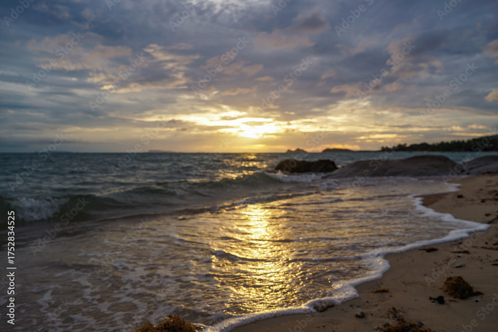 Obraz premium Panoramic blur sunset beach landscape in Thailand. Inspire tropical beach seascape horizon. Sunset sky calmness tranquil relaxing sunlight. Tropical beach at sunset, light sand, and a blurred horizon.