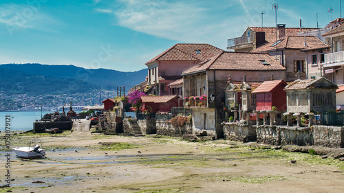 Hermoso pueblo pesquero en el litoral gallego de Combarro, con sus tradicionales hórreos, España