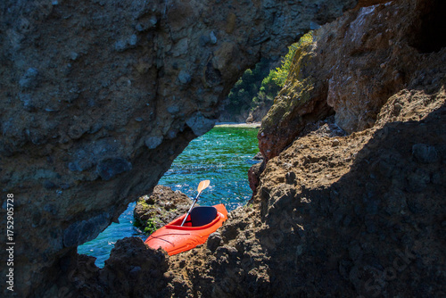 Fototapeta Naklejka Na Ścianę i Meble -  marmara sea clear sky and canoe