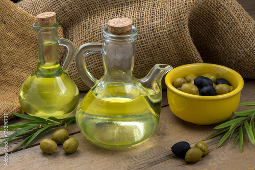 Aceitera con aceite de oliva y aceitunas