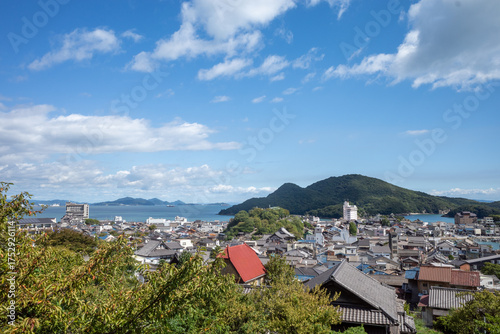 日本の広島県福山市の鞆の浦の美しい海のある風景