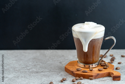 ウィンナーコーヒーのクリームがカップからあふれる