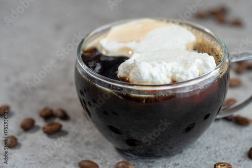 カップに注がれたウィンナーコーヒー（アインシュペナー）