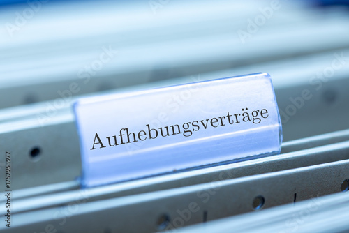Schilderij op canvas Schild mit der Aufschrift AUFHEBUNGSVERTRÄGE an einem Hängemappenregister