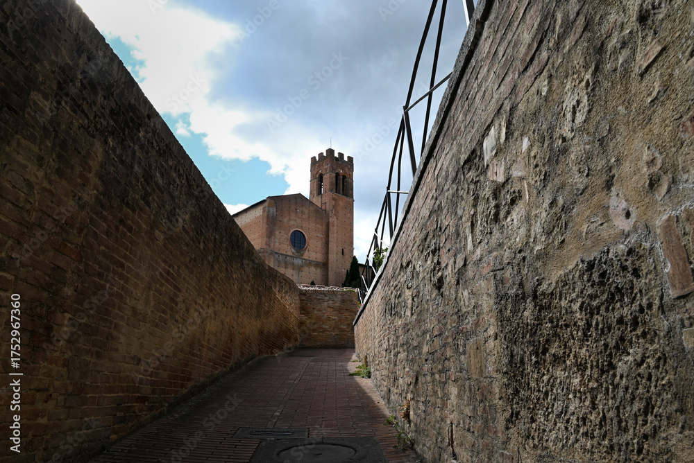 Fototapeta premium Basilique Cateriniana San Domenico de Sienne vue d'une ruelle