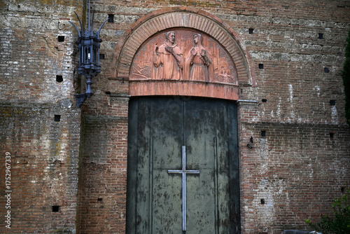 Porte latérale de la basilique Cateriniana San Domenico de Sienne
