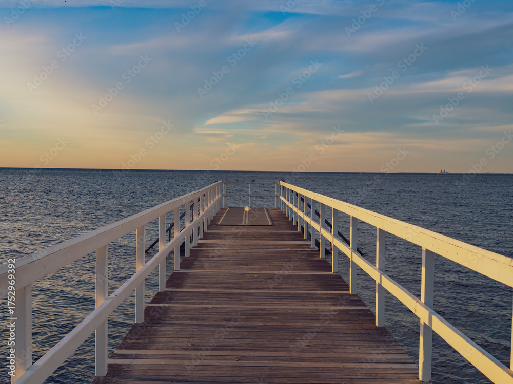 Obraz premium wooden bridge over the sea