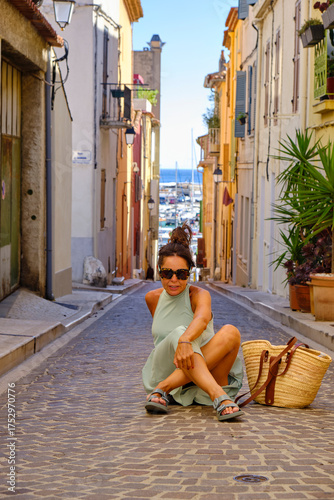Sentada en las calles de Cassis.