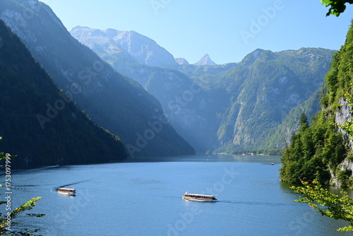 Königssee im Spätsommer mit Ausflugsdampfern