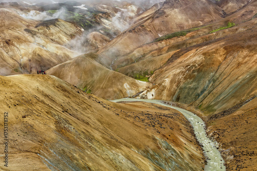 Hochtemperaturgebiet Kerlingarfjöll im Hochland von Island Landschaft mit Personen und Fluss