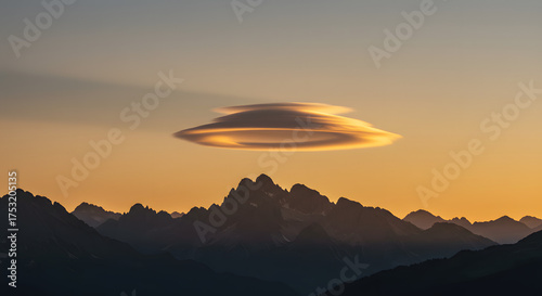 空に浮かぶUFOのような雲の造形