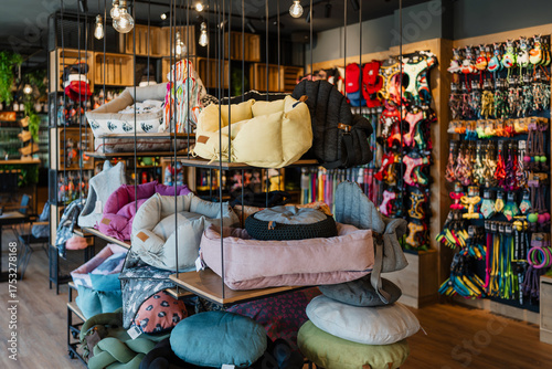 Foto Pet bed display in a modern retail pet store, showing a wide selection of comfor