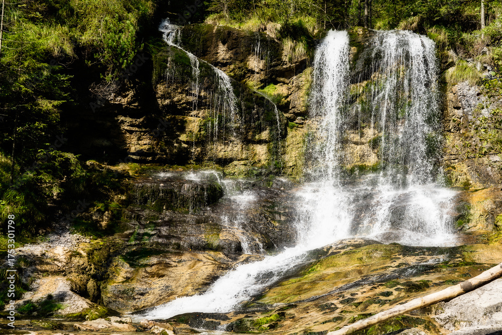Obraz premium Blick auf die Weissbachfälle im Chiemgau