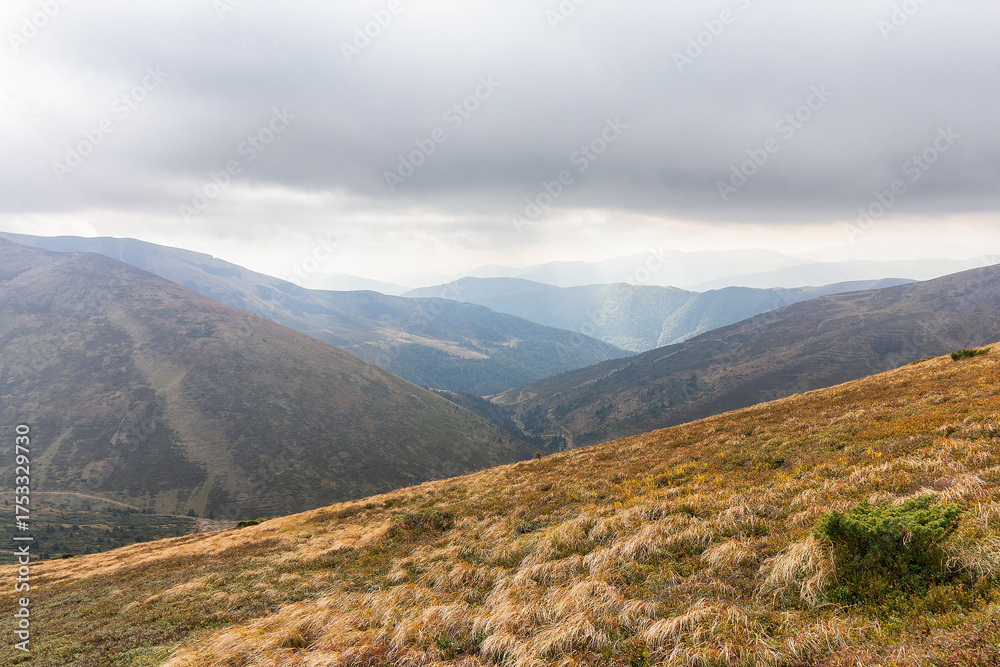 Naklejka premium Mountain panoramic landscape in cloudy weather