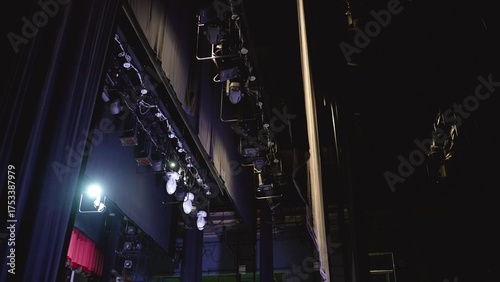 Φωτογραφία Backstage theater scene with spotlights, rigging and curtains glowing in dramati