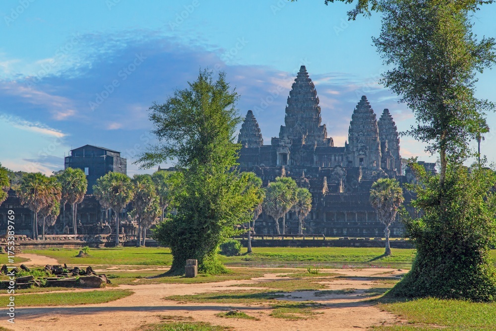 Obraz premium Angkor Wat temple view with trees and blue sky Cambodia
