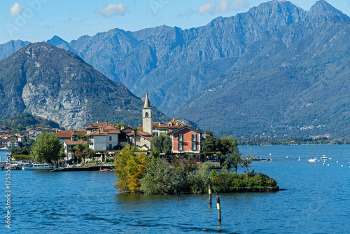 Wallpaper Mural Isola dei Pescatori im Lago Maggiore Torontodigital.ca