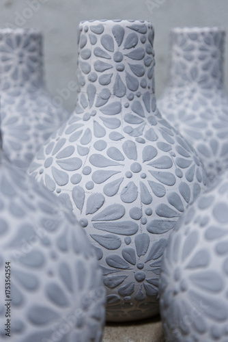 talavera mexicana, piezas artesanales con diseños hechos a mano, barroco con patron floral 