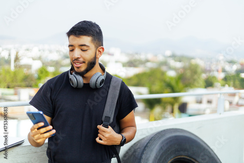 Conexión digital: hombre moderno interactuando con su smartphone