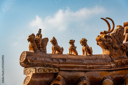 Foto An extreme close-up of glazed ceramic roof figurines (imperial guards and mythical beasts) on a traditional Chinese building