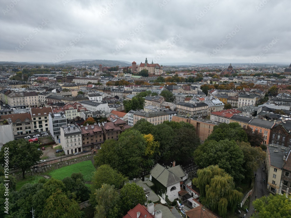 Fototapeta premium Kazimierz - Kraków - Polska - widok z drona na starą żydowską dzielnice.