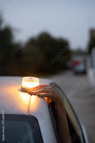 V16 emergency beacon gps dgt, Emergency beacon with flashing amber light to signal a broken-down or stopped vehicle on the road.