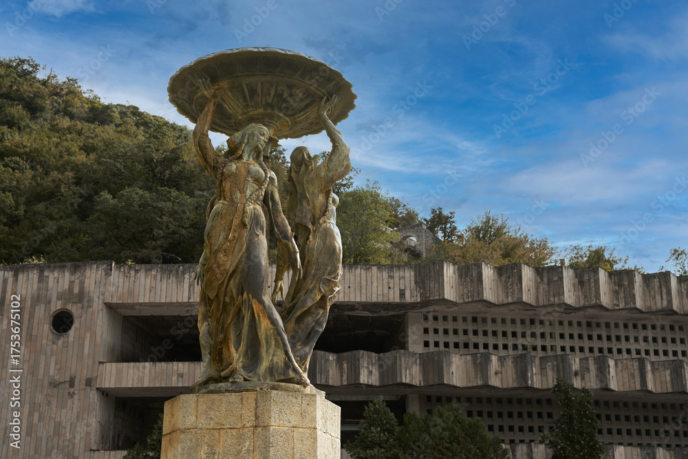 Obraz premium The old abandoned fountain 
