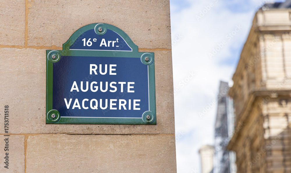 Naklejka premium La rue Auguste Vacquerie dans le quartier du 16e arrondissement de Paris en France.
