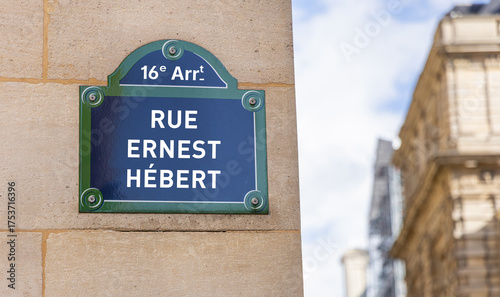 Canvas Print La rue Ernest Hébert dans le quartier du 16e arrondissement de Paris en France