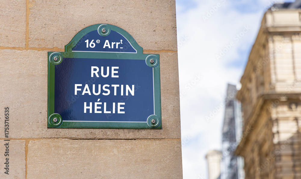 Fototapeta premium La rue Faustin Hélie dans le quartier du 16e arrondissement de Paris en France.