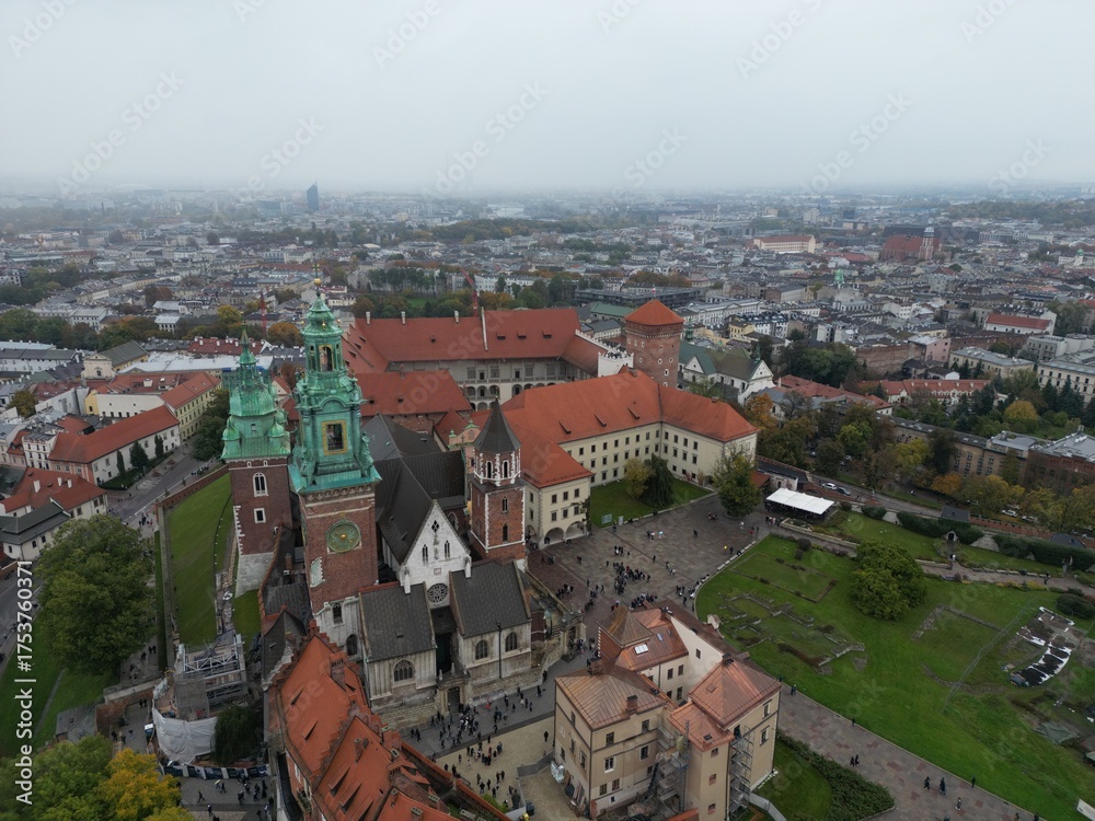 Fototapeta premium Zamek na Wawelu - Kraków - Polska - widok z drona na Zamek Królewski na Wawelu