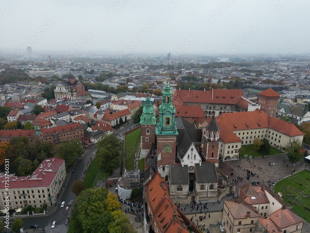 Obraz premium Zamek na Wawelu - Kraków - Polska - widok z drona na Zamek Królewski na Wawelu