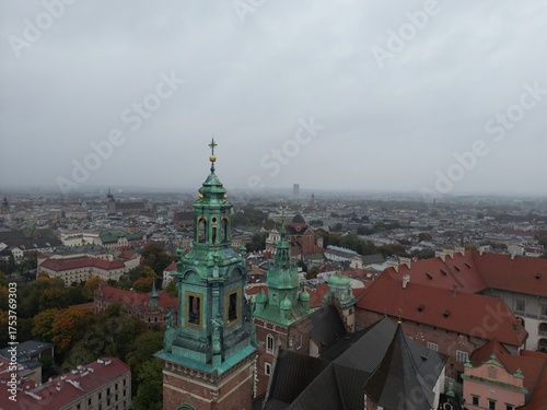 Kraków - zamek na Wawelu - Polska - zamek nagrany dronem w jesiennej aurze