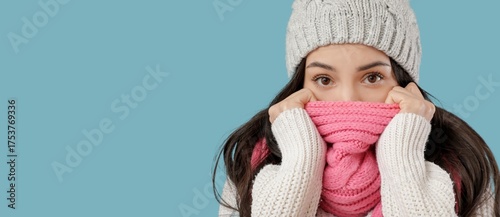 Frozen young woman in winte...