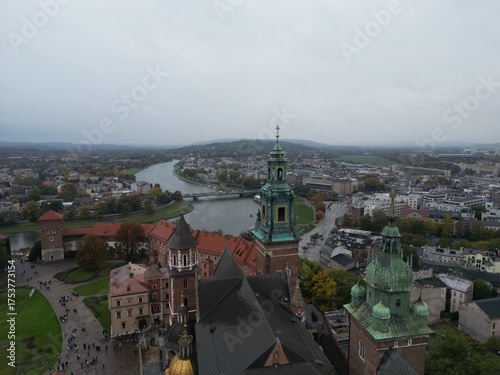 Kraków - zamek na Wawelu - Polska - zamek nagrany dronem w jesiennej aurze