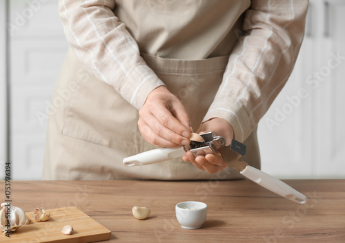 Woman's hands crushing garl...