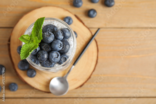 Healthy blueberry chia pudd...