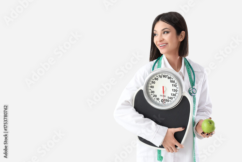 Female nutritionist with ap...