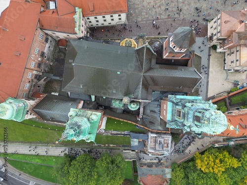 Zamek na Wawelu - Kraków - Polska - widok z drona na Zamek Królewski na Wawelu