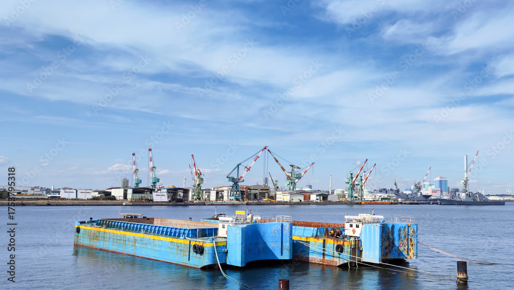 Naklejka premium 横浜南部市場前の海