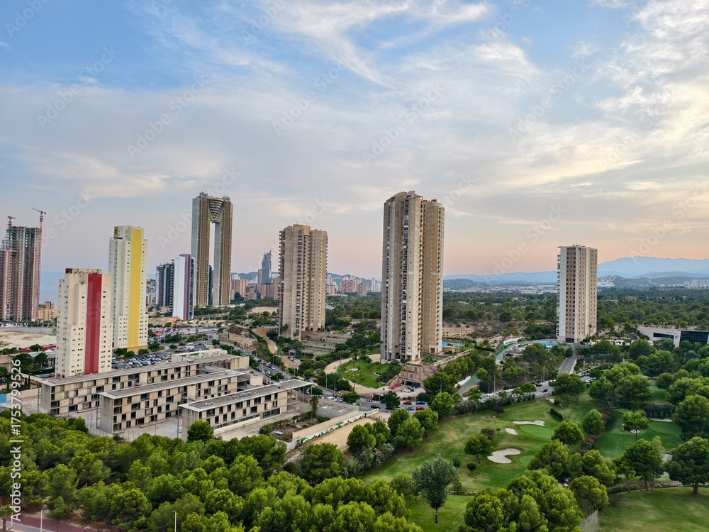 Obraz premium A Beautiful Modern Urban Landscape Featuring Vibrant Greenery and Tall Skyscrapers