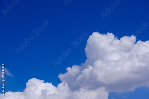 綺麗な青空に雲